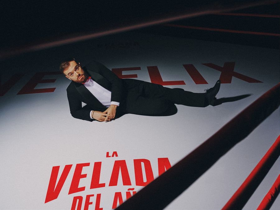 Ibai Llanos acostado sobre un ring con el logo de Netflix y La Velada del Año. Foto: Netflix (imagen oficial de prensa)
